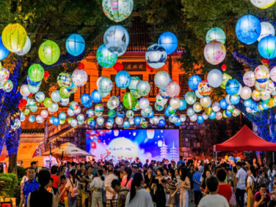 两江四湖景区人气爆棚，市民齐聚 古南门欢度中秋