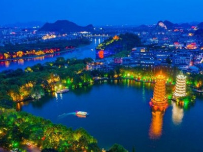 乘船夜游两江四湖 邂逅古城墙灯光秀