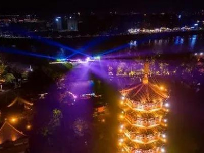 乘船夜游两江四湖 邂逅古城墙灯光秀