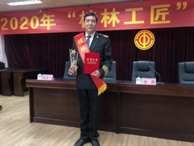 追求卓越品质  发扬工匠精神------两江四湖公司黄建芳船长喜获“桂林工匠”荣誉称号
