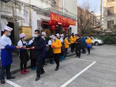 春节慰问暖人心  殷殷关怀显温情