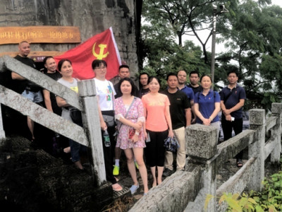 百年党史在青山绿水间传播 ------两江四湖先锋号船组成员叠彩山开展党史学习活动