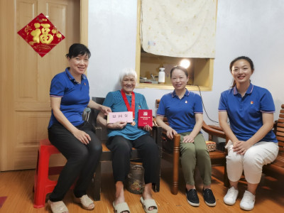 七一慰问老党员颁发“光荣在党50年”纪念奖章