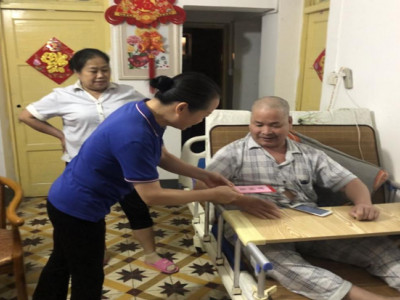 心系困难群众 传递温暖关怀 ---两江四湖公司中秋慰问困难员工活动