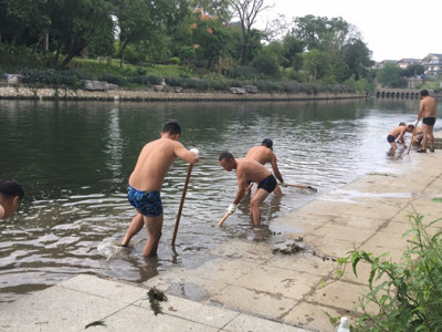 迎接国庆黄金周清理码头停靠水域