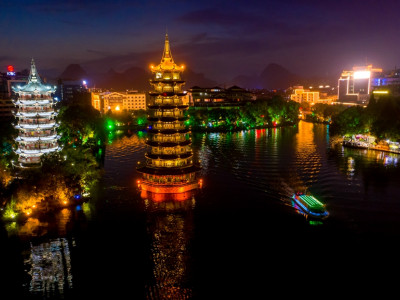 清凉夜游两江四湖，悦赏水上演艺四重奏