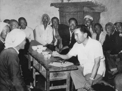 周恩来：“一切问题都要到现场去实践”