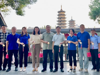 月到中秋分外明 人到佳节别样亲