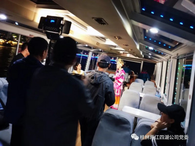 桂林名胜映荧屏，两江四湖夜如霓