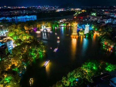 百米“夜龙”点亮两江四湖，水上音乐汇无人机光影大秀震撼全场!