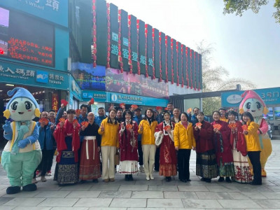 龙凤呈祥贺新岁  温情满满送关怀