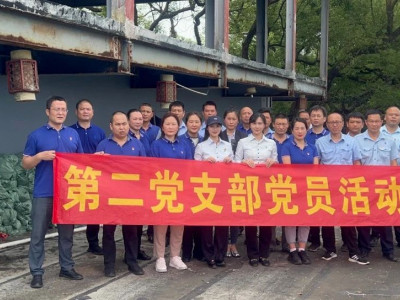 换装防洪沙袋  筑牢安全防线------两江四湖公司第二党支部主题党日活动