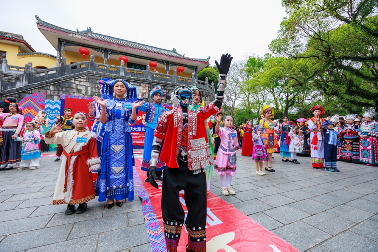 人机共舞“三月三” “赛博歌圩”嗨唱两江四湖