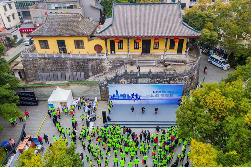 奥运冠军来桂林两江四湖了， 还与上百个家庭一起参加亲子慢跑赛