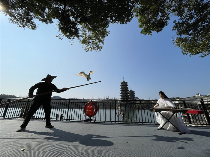 鱼鹰贺岁，财神送福，古筝和鸣，牛年游两江四湖牛运亨通