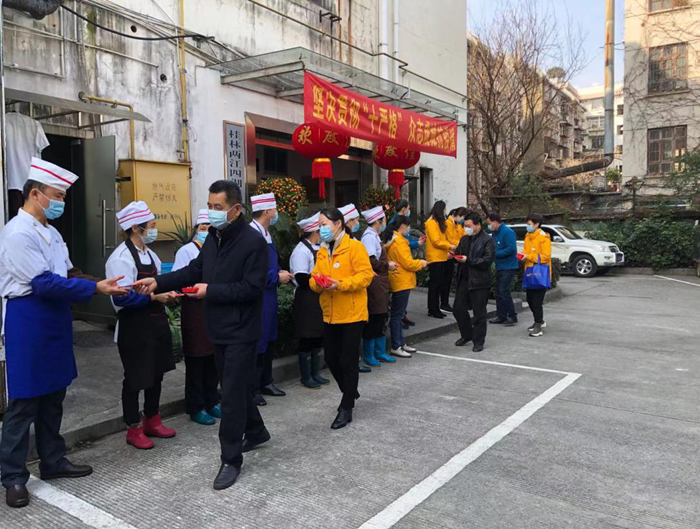 春节慰问暖人心  殷殷关怀显温情