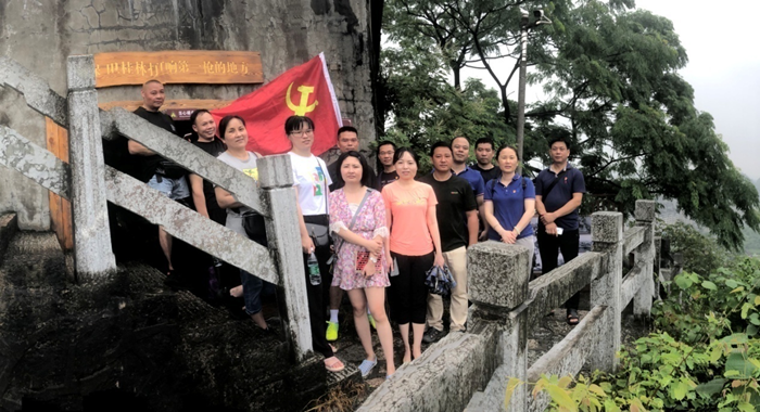 百年党史在青山绿水间传播 ------两江四湖先锋号船组成员叠彩山开展党史学习活动