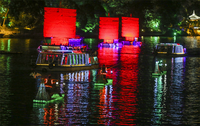 桂林两江四湖：一曲渔歌醉游人