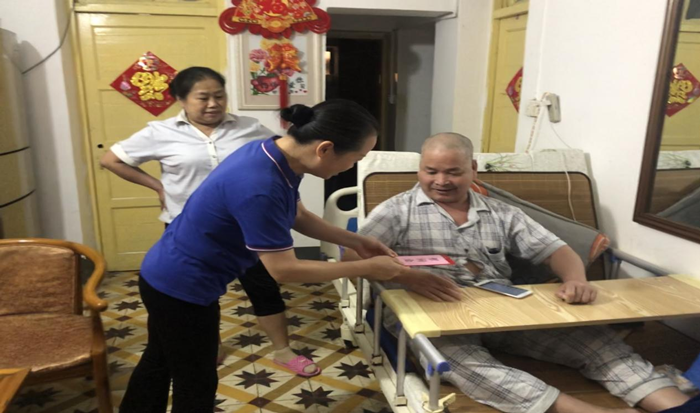 心系困难群众 传递温暖关怀 ---两江四湖公司中秋慰问困难员工活动