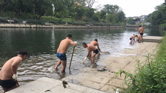 迎接国庆黄金周清理码头停靠水域