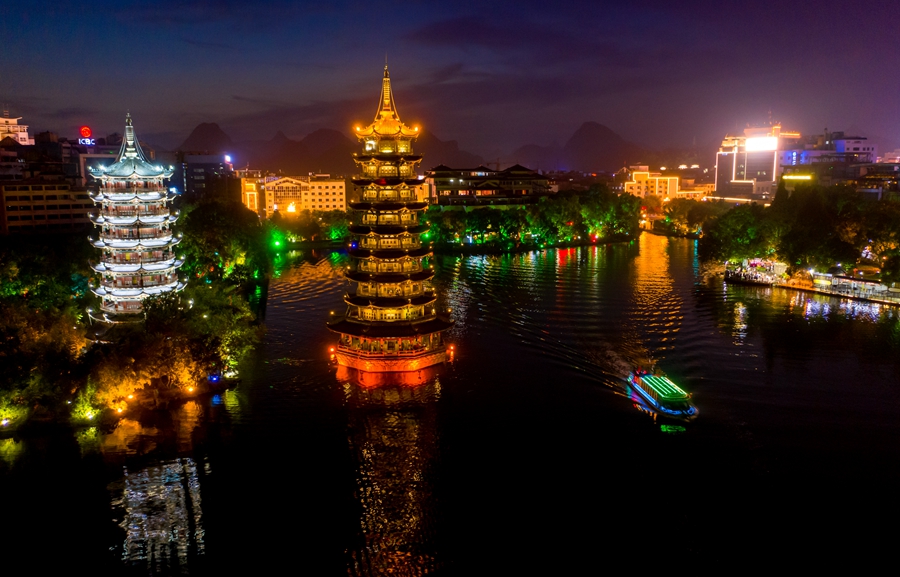 清凉夜游两江四湖，悦赏水上演艺四重奏