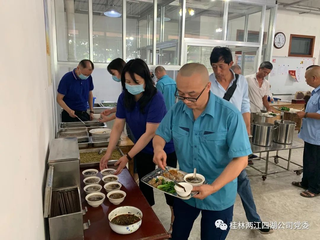 以人为本，关爱职工，认真做好防暑降温------两江四湖公司第一党支部开展党员责任区送清凉主题党日活动