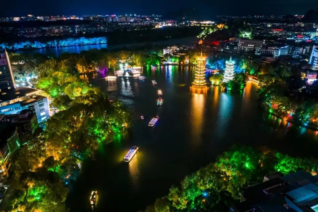百米“夜龙”点亮两江四湖，水上音乐汇无人机光影大秀震撼全场!